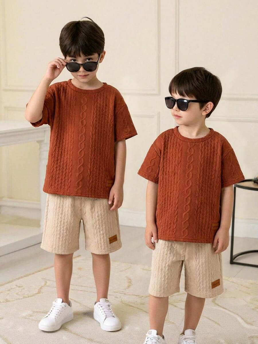 SHEIN Little Byeori 两件套儿童男童休闲日常舒适贴布logo圆领宽松短袖T恤和短裤针织套装 - 彩色 - 查看 1