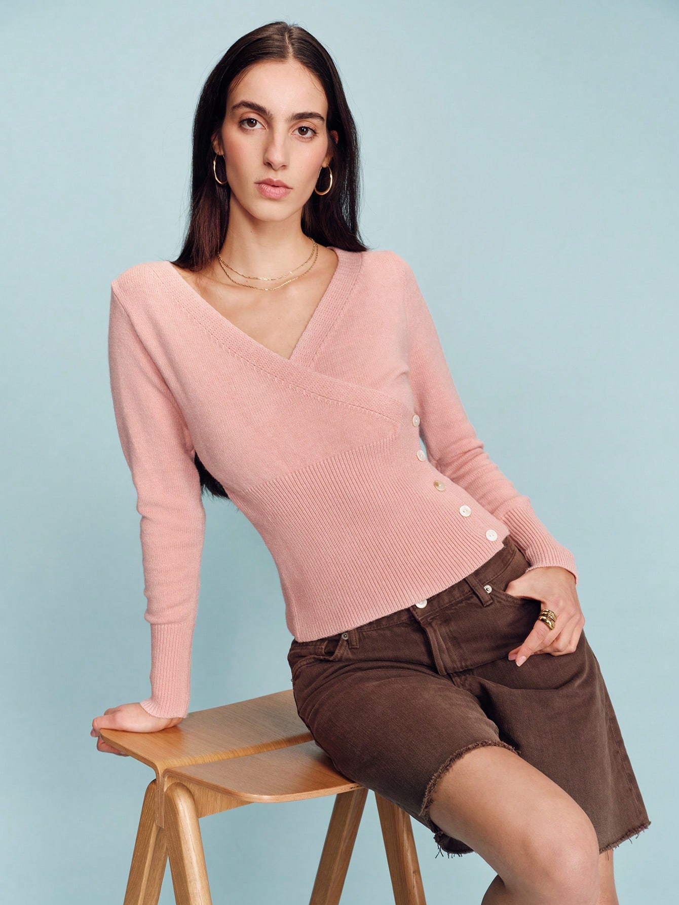 Rosa Wickel-Stil Strickpullover mit V-Ausschnitt Knopfdetail und weicher anliegender Silhouette, gemütlich, feminin, Frühling Sommer Strick im französischen Stil, Pariser Stil Damenpullover, Damen Strickpullover Rosa, Damen V-Ausschnitt Pullover Langarm Top