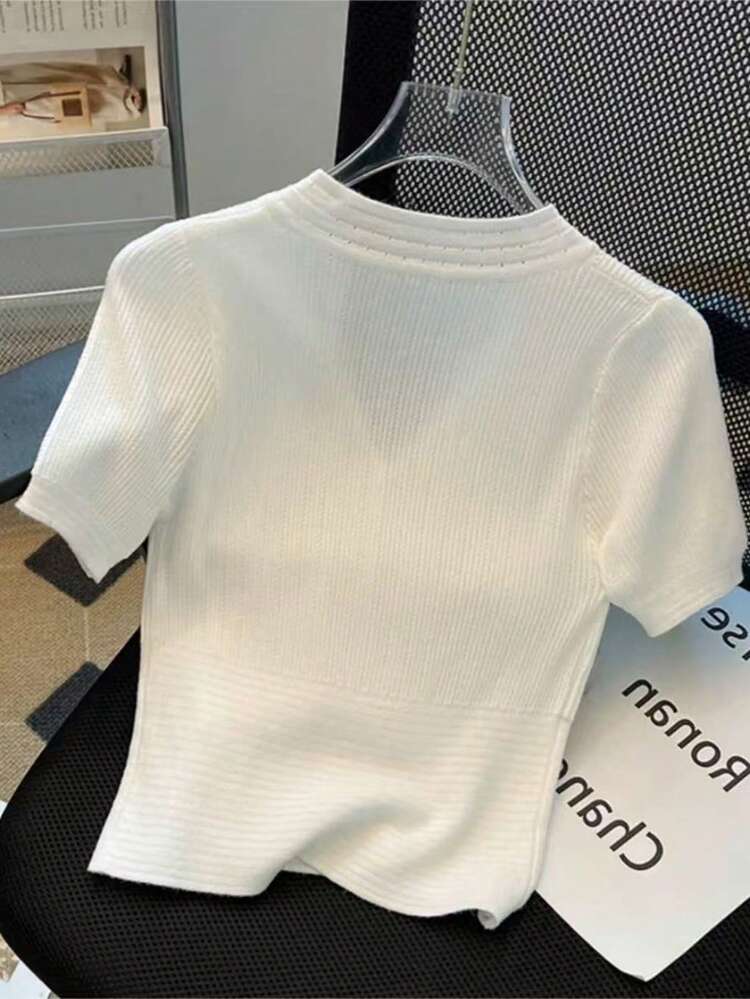 Resyla Blusa de punto elegante y sencilla con cuello en V, manga corta y decoración de botón metálico para mujer - Blanco - Añade 2