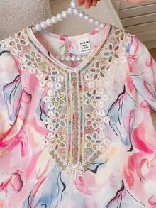 SHEIN 女童时尚印花V领长袖连衣裙 - 彩色 - 查看 3