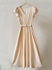 GlowEve 女士优雅简约V领无袖荷叶边收腰修身休闲连衣裙，适合夏季通勤 - 杏色 - 查看 6