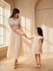 SHEIN Áo thun nữ mùa hè kiểu dáng thường ngày, tối giản, màu trơn, chất liệu vải có họa tiết, xếp lớp, bèo nhún ở nách, thích hợp cho mẹ và con gái, kiểu dáng thanh lịch màu be, gồm áo và chân váy Filipiniana, đồ đôi mẹ và con (2 món bán riêng) - trắng - Xem 2