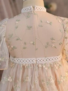 SHEIN 这款少女编织网纱刺绣蕾丝花边褶皱喇叭袖优雅公主蛋糕裙，收腰A字裙摆，适合婚礼、派对、舞会、假期、春假、情人节、花童等场合，可爱优雅，甜美复古，时尚百搭。也可与妈妈、女儿或姐妹穿着，适合家庭度假、日常穿着、居家聚会和特殊场合，是姐妹装扮的理想之选，尽显公主风范，适合生日、春夏等各种场合。 - 卡其色 - 查看 15