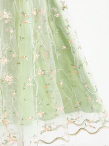 SHEIN 少女泡泡袖网纱刺绣腰身公主裙，适合日常休闲、正式场合、派对、生日、姐妹装、女孩日常穿着、节日、家庭聚会、特殊活动，可爱、优雅、甜美、复古、时尚。适合妈妈、女儿和姐妹穿着，春夏款。 - 綠色 - 查看 5