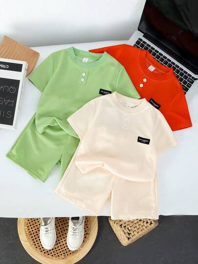 6 Stücke/Set Kleine Jungen Lässig Sport Streetwear süßer & cooler Buchstaben Patch T-Shirt + Shorts, geeignet für den täglichen Gebrauch, Schule, Ausflüge, Sport, Frühling/Sommer. Bietet mehrere Kombinationsmöglichkeiten für Kleinkinder Jungen, mit einfachem aber modischem Design und bequemem Tragen. Dieses T-Shirt und Shorts Set wird eine praktische und stilvolle Wahl im Kleiderschrank von Kleinkinder Jungen sein.