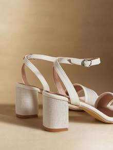 Rosivie Giày sandal nữ đế dày vừa phải, mũi vuông, kiểu dáng thường ngày thoải mái, chất liệu vải dệt và da PU, thiết kế quai phối hai tông màu, phù hợp cho mặc hàng ngày, dự tiệc, phong cách boho, miền Tây, lễ hội âm nhạc. - trắng - Xem 5