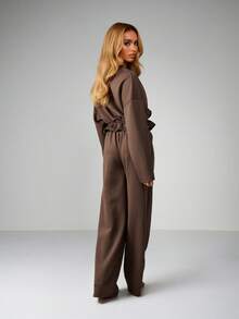 MISSGUIDED Conjunto coordenado de moletom com ombros caídos e calça jogger de pernas largas com detalhes de cordão para conforto casual. - Castanho - Ver 2