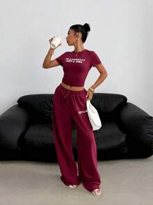 SHEIN EZwear 女士标语印花圆领短袖修身T恤搭配抽绳阔腿裤休闲两件套，适合情人节约会、新年派对和日常穿着。 - 酒紅色 - 查看 3