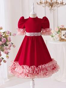 SHEIN Đầm chữ A dài ngang gối thanh lịch cho bé gái, kiểu dáng cổ điển, họa tiết hoa hồng dệt đính ngọc trai, phối bèo nhún, cổ đứng, tay ngắn, thích hợp cho mùa xuân/hè, lễ hội Ramadan, du lịch gia đình, công chúa xinh đẹp, trang phục trang trọng, trang phục chị em, trang phục dự tiệc, trang phục sinh nhật cho chị em gái, phù hợp cho bé gái mặc hàng ngày, lễ hội, họp mặt gia đình và các dịp đặc biệt. - Đỏ - Xem 2