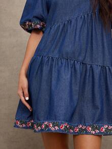 WESTFADE 花卉刺绣圆领短泡泡袖层叠不对称娃娃牛仔迷你连衣裙 - 中等水洗藍 - 查看 5