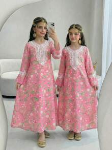 Sparklyn Váy Abaya họa tiết hoa phong cách Trung Đông cho bé gái với cổ áo vàng và tay chuông. Thiết kế họa tiết hoa tinh xảo toát lên vẻ thanh lịch và bí ẩn, khiến trang phục của bé gái thêm phần độc đáo. Thiết kế hoa cổ áo vàng tinh tế tạo điểm nhấn sang trọng, nâng tầm phong cách tổng thể và khiến chiếc váy thêm duyên dáng và tinh tế. Chiếc váy vẫn giữ được nét thanh lịch, đồng thời giúp bé gái thoải mái trong các hoạt động. - Hồng - Xem 9