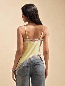 Easelle 女士蕾丝拼接不对称下摆时尚百搭派对吊带背心 - 淡黃色 - 查看 2