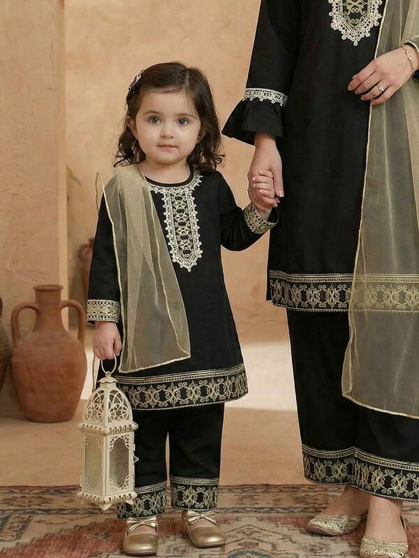 SHEIN مجموعة ملابس علوية وبنطلون وشال للبنات على الطراز الشرق أوسطي، مزينة بطباعة زهرية رجعية مع تريم ملون فضفاض، أكمام طويلة، قماش مريح مع إكسسوارات راقية، مناسبة للمناسبات والاحتفالات الشرق أوسطية