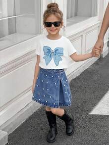 Elladie kids 2 peças/Conjunto Roupa de Estilo Fofo para Meninas Jovens, Inclui Top de Malha de Manga Curta Branca com Detalhe de Laço e Saia Denim Azul Vintage Ajustada com Decoração de Pérolas, Tecido Macio e Confortável, Elegante e Versátil para Primavera/Verão - Azul e Branco - Visão 7