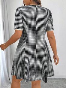 Elenzga Plus Size Pleated Texture Colorblock V-Neck Short Sleeve A-Line Casual Midi Dress - Black and White - View 2