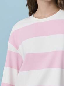 Nöista 这款长袖上衣采用宽松版型，柔软面料上饰有醒目的粉白横条纹。圆领设计，落肩剪裁，穿着舒适自在。是春季女装、春假穿搭、春季服装、休闲装扮以及度假休闲造型的理想之选。 - 粉色 - 查看 3