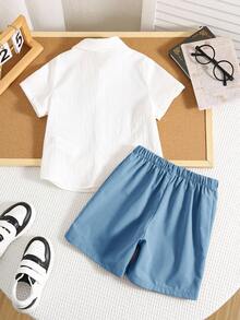 SHEIN 2件套男童休闲舒适日常马匹图案装饰白色领短袖衬衫和短裤套装，适合外出、上学、日常聚会、春夏穿着。 - 霧霾藍 - 查看 2