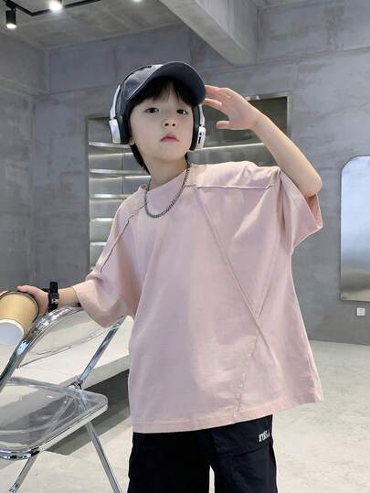 男童休闲百搭浅粉色短袖圆领T恤，舒适、时尚、简约、实用、柔软，适合春夏穿着，日常穿着、户外活动、上学、街头风、派对和休闲场合。