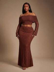 Radiana مجموعة من قطعتين للمرأة ذات الحجم الكبير، تتكون من ملابس علوية طويلة الأكمام ذات فتحة الكتف مع تصميم مضلع وجذاب، وتنورة ذيل السمكة، بلون أحادي أنيق - احمر خشبي - مشاهدة 5