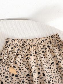 SHEIN Kids Summer Squishy 2pcs/Set Teen Girls Chiffon Ditsy Floral Sleeveless Top And Loose Casual Pants Set, Suitable For Casual, Resort, French Style, Lunch, Party, Countryside Girls Floral Two Piece Set Girls Floral Pants Set Girls Pajamas Floral Spring Clothes For Girls Wide Leg Pants Bowknot Peplum Top Floral Print Set - Apricot - View 5