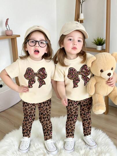 春夏女童休闲时尚创意个性清新简约可爱爱心、豹纹、蝴蝶结装饰图案印花短袖T恤和打底裤两件套，舒适日常穿着，春、夏、秋季皆宜。