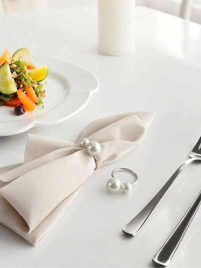 12 حلقة مفارش طاولة فضية - حامل مفارش بإبزيم من اللؤلؤ الاصطناعي، مناسبة لتزيين عيد الميلاد وتجمعات العائلة والعشاء والأعراس (تشمل 2 لؤلؤ اصطناعي فضي)