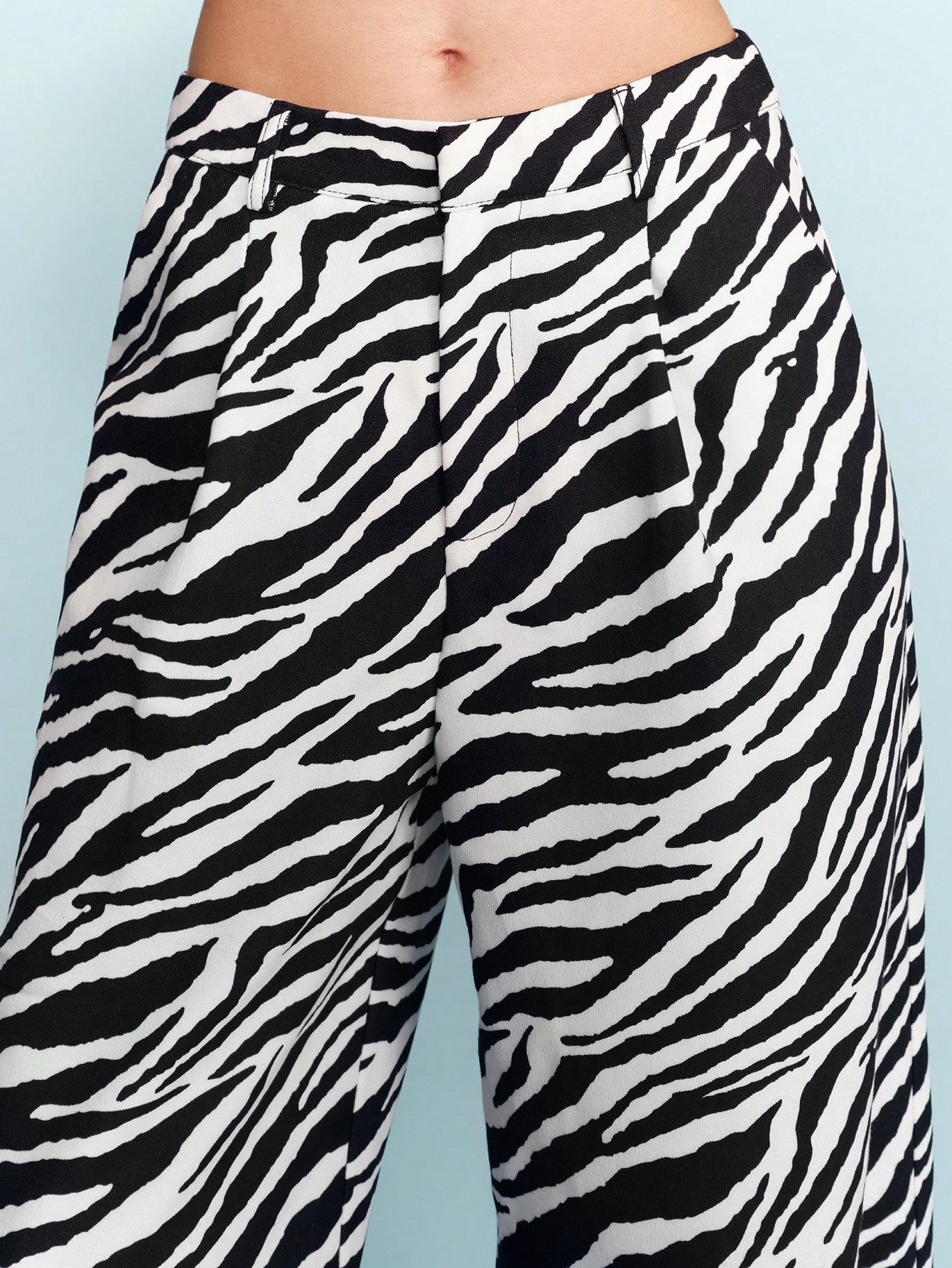 Pantalones de pierna ancha con estampado de cebra en blanco y negro, con talle alto y silueta fluida. Pantalones de estilo primavera-verano con estilo francés y parisino