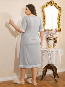 SHEIN Áo ngủ dài ngang gối dáng suông cổ chữ V tay ngắn, phối ren, dành cho nữ cỡ lớn. - Xám - Xem 2