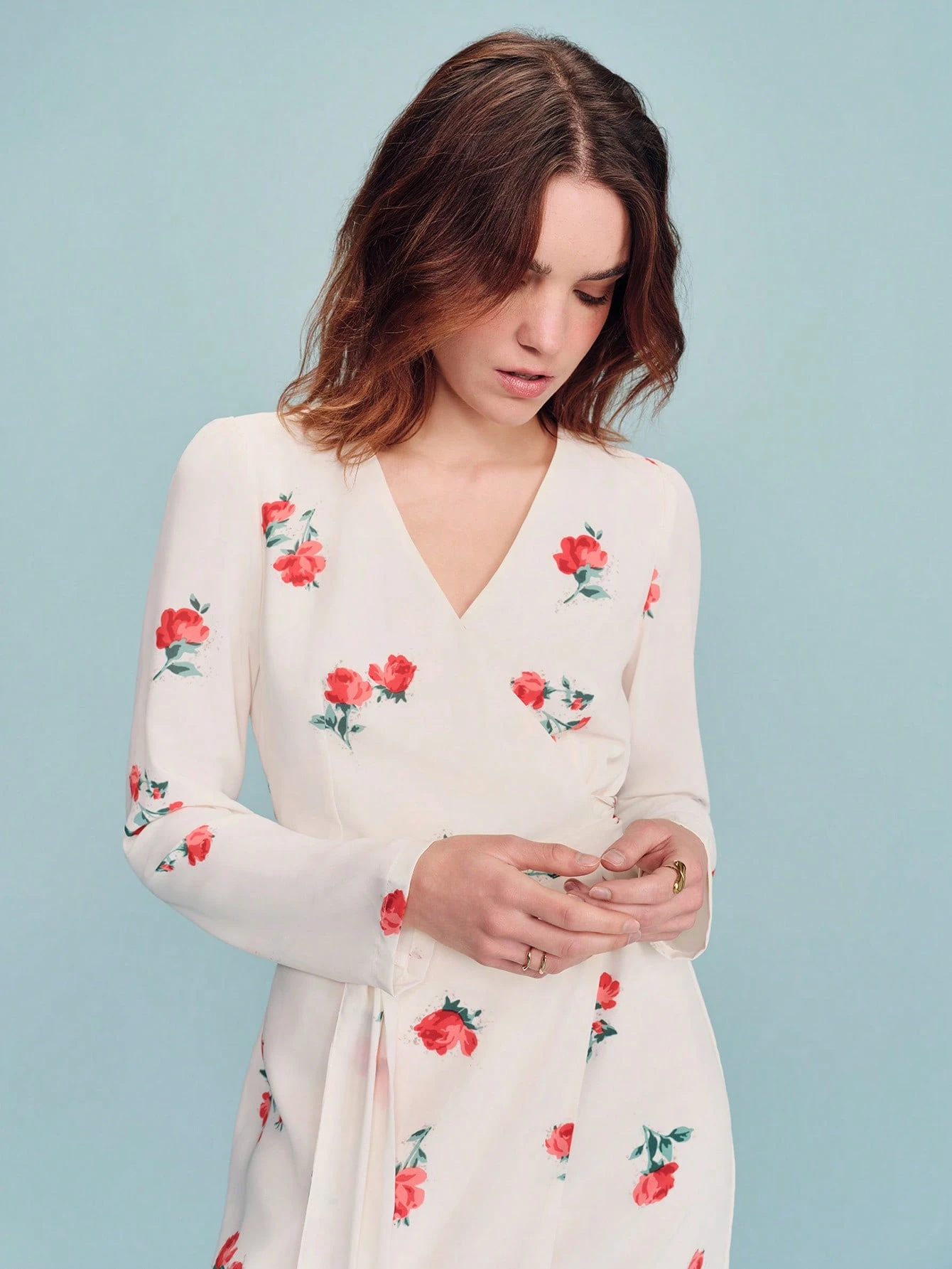 Żółta, maślana, długa, tkana sukienka kopertowa z czerwonym kwiatowym wzorem w stylu vintage, elegancka, wiosenno-letnia, w stylu francuskim, w stylu paryskim