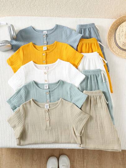 SHEIN 5pcs/Set Young Boy Casual Solid Color Textured Crew Neck Short Sleeve T-Shirt And Shorts Set, Button Design, Comfortable For Holiday, Home, School, Beach, Wedding Season