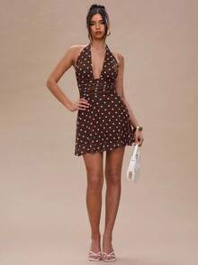 SHEIN BAE Vestido mini de verano para mujer con estilo sexy de vacaciones, con estampado de lunares, cintura fruncida, espalda descubierta y cuello con lazo - Marrón Chocolate - Ver 3