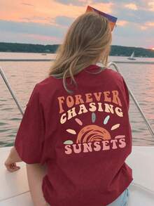 Calvaya 女士加大码短袖T恤，印有标语图案，适合夏季穿着。FOREVER CHASING SUNSETS 图案T恤，女式上衣，游乐园风格，曲线夏季上衣，夏季T恤，邮轮衬衫。 - 酒紅色 - 查看 2