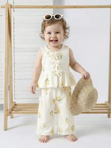 SHEIN Bộ đồ mùa hè cho bé gái, phong cách thường ngày, họa tiết hoa và bướm, gồm áo peplum không tay và quần ống rộng. - Màu be - Xem 3
