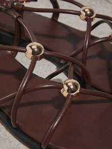 SHUZIA #UrbanGleam 女士金属球装饰极简主义绑带纯素皮革巧克力色凉鞋 – 时尚、百搭、现代。 - 巧克力棕 - 查看 6