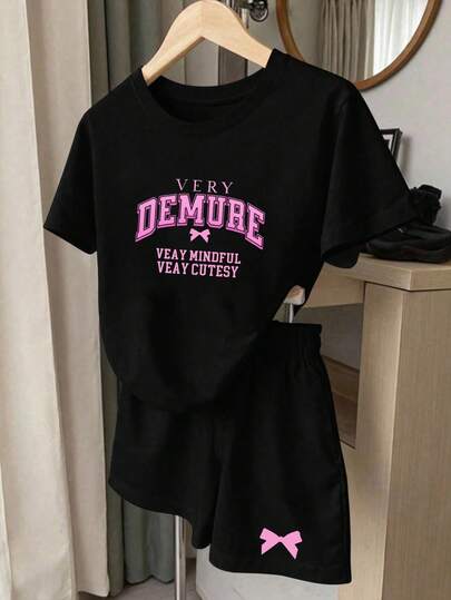 2件套女童休闲字母印花圆领短袖T恤和短裤，舒适的夏秋款式，适合日常穿着，简约黑色蝴蝶结印花套装，四季皆宜。