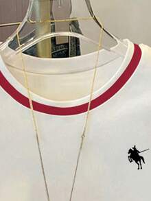 少女骑士图案T恤，黑白条纹拼接，红色滚边，短袖圆领，适合夏季穿着