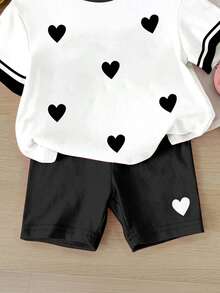 SHEIN 2件套女婴休闲简约迷你爱心图案黑色条纹圆领短袖T恤和打底裤套装，适合春夏日常穿着、度假、Y2K风格、可爱、舒适、儿童日常时尚、儿童秋季时尚、秋季新款、花开时尚、女童套装、两件套、价格实惠、时尚、周末穿搭、儿童套装、紫色婴儿夏季套装、情人节 - 彩色 - 查看 5