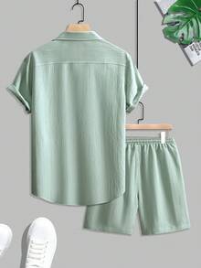 Manfinity Homme Bộ áo sơ mi ngắn tay và quần short đơn giản màu trơn dành cho nam, thích hợp mặc hàng ngày. - Màu xanh Bạc hà - Xem 2