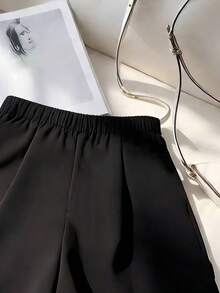 GlowEve CURVE 大码女士优雅纽扣装饰休闲短裤，适合通勤。 - 黑色 - 查看 5