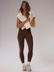Musera Sport 运动撞色滚边修身露脐上衣和交叉高腰紧身裤套装，收腰弹力，适合冬季运动、健身房锻炼、休闲滑雪、野雪等夏季运动。 - 棕色 - 查看 5