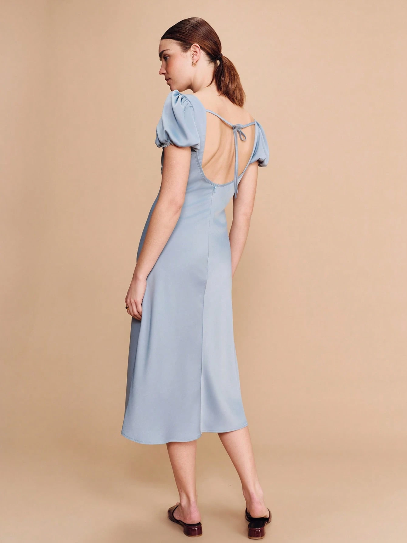 Vestido midi de satén azul cielo con mangas abullonadas y cuello con ribete de encaje, estilo vintage francés, elegante y chic para invitada de boda de primavera, estilo francés parisino