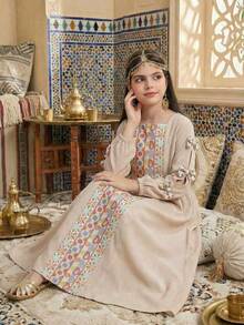 SHEIN 少女纯色拼接条纹方领蝴蝶结装饰长袖宽松A字连衣裙，适合旅行、度假、乡村风、休闲度假、波西米亚风等场合。 - 米色 - 查看 2