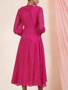 Revavyn 紫红色优雅奢华时尚褶皱纹理层叠荷叶边下摆深V领开衩A字型精致浪漫复古风女式长袖连衣裙 - 玫紅色 - 查看 2