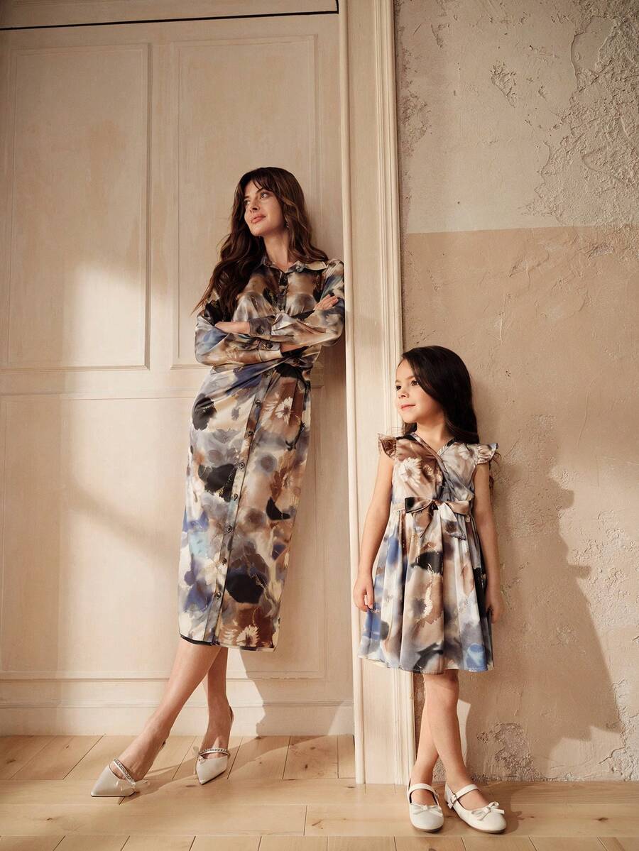 SHEIN 扎染印花箔蝴蝶结装饰女童连衣裙，亲子装 - 藍色 - 查看 1