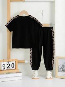 SHEIN 男童休闲宽松舒适运动风圆领短袖上衣和裤子两件套，适合春夏穿着，经典小字印花，复古花卉侧边印花 - 彩色 - 查看 3