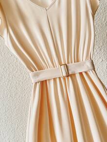 GlowEve 女士优雅简约V领无袖荷叶边收腰修身休闲连衣裙，适合夏季通勤 - 杏色 - 查看 4