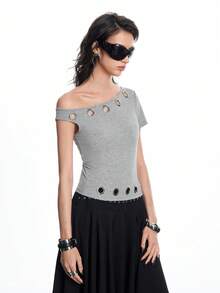 Airlisse Tricou gri tricotat pentru femei, guler asimetric, mânecă scurtă, cu inele de fixare, lungime regulată, stil casual, top de vară, topuri Y2k, topuri de petrecere, topuri gri pentru femei, top cu detalii de fixare, top ajustat pentru femei, top cu umăr dezbrăcat, top la modă pentru femei - Gri - Vizualizare 7