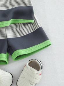 SHEIN Playful Pals 男婴休闲可爱小熊刺绣徽章条纹短袖polo衫和短裤套装，适合夏季穿着 - 彩色 - 查看 3