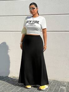 SHEIN EZwear 春夏新款休闲套装，适合外出、日常穿着、派对、音乐节、返校、毕业典礼、度假、购物、下午茶、街头穿搭。套装包含一件圆领短袖修身白色T恤（印有黑白字母图案）和一条黑色弹力针织鱼尾中长裙。大码两件套。 - 彩色 - 查看 3