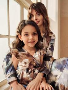 SHEIN 扎染印花箔蝴蝶结装饰女童连衣裙，亲子装 - 藍色 - 查看 4